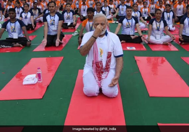 pm_modi_yoga_day_pose_lucknow_650_636336317349235107